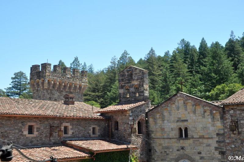 Castello Di Amorosa: каменные башни и черепичные крыши среди сосен